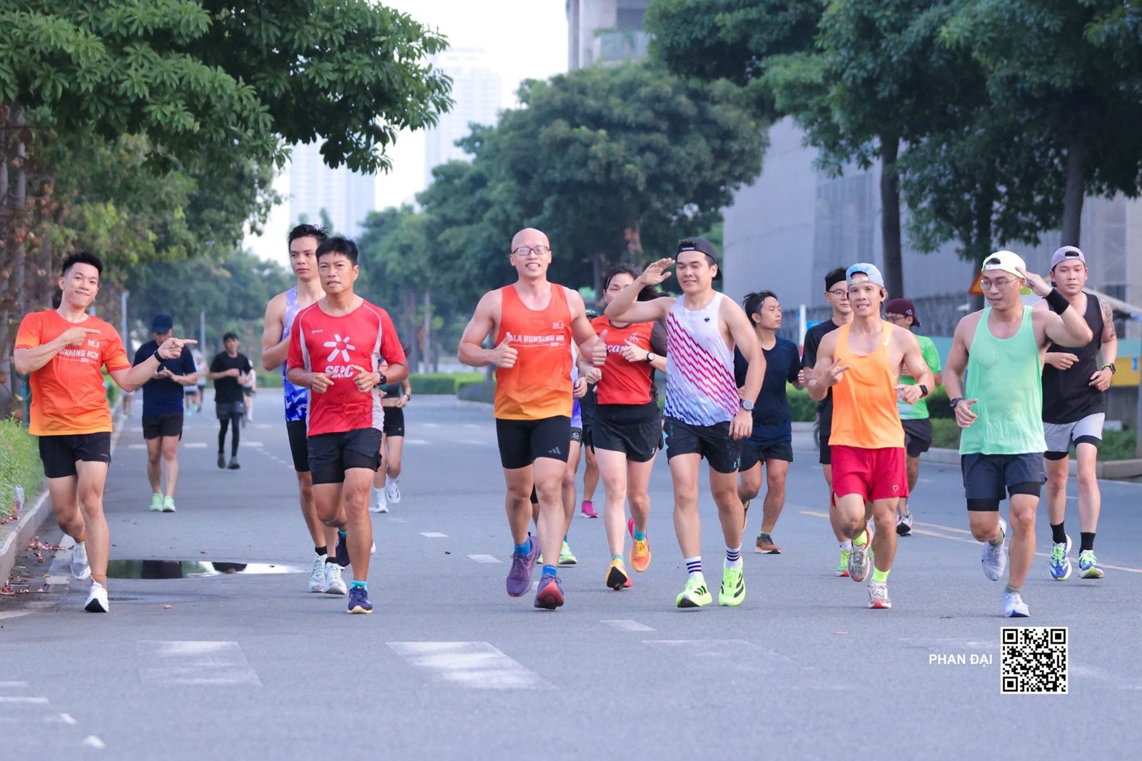 Các thành viên Sala Running Hub chạy cùng nhau