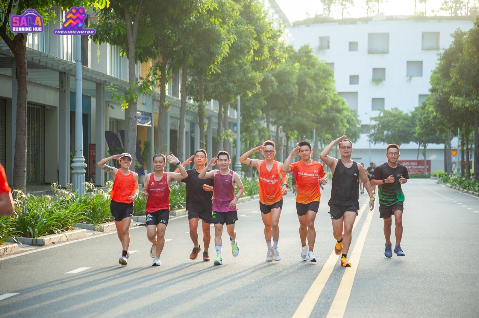 Nhóm chạy Sala Running Hub chào máy ảnh